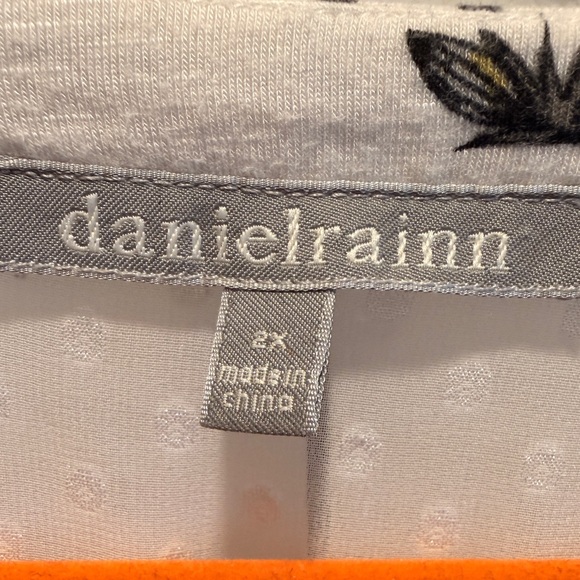 Daniel Rainn White Floral Top 2X - Picture 2 of 3